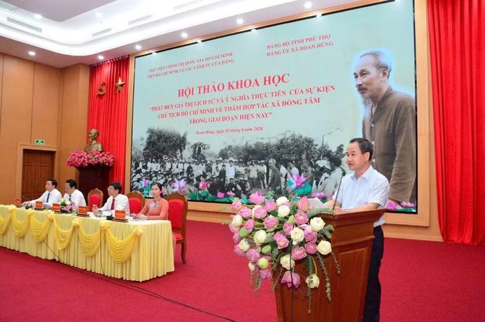Tiến sỹ Đinh Ngọc Quý, Phó Viện trưởng Viện Hồ Chí Minh và các lãnh tụ của Đảng phát biểu tham luận tại hội thảo.