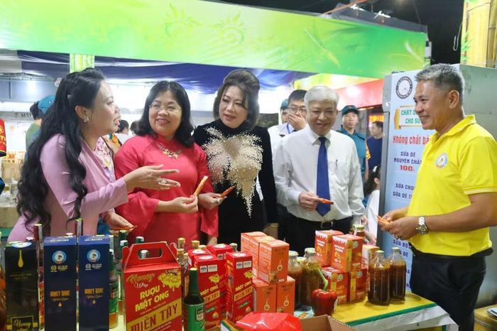 Lãnh đạo Ủy ban nhân dân phường Bình Đông và các doanh nghiệp tham quan “Tuần lễ nông sản vùng miền-Bình Đông” năm 2025.