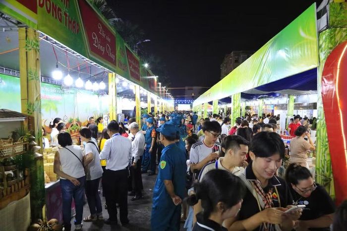 Người dân tham quan, mua sắm tại “Tuần lễ nông sản vùng miền-Bình Đông” năm 2025.