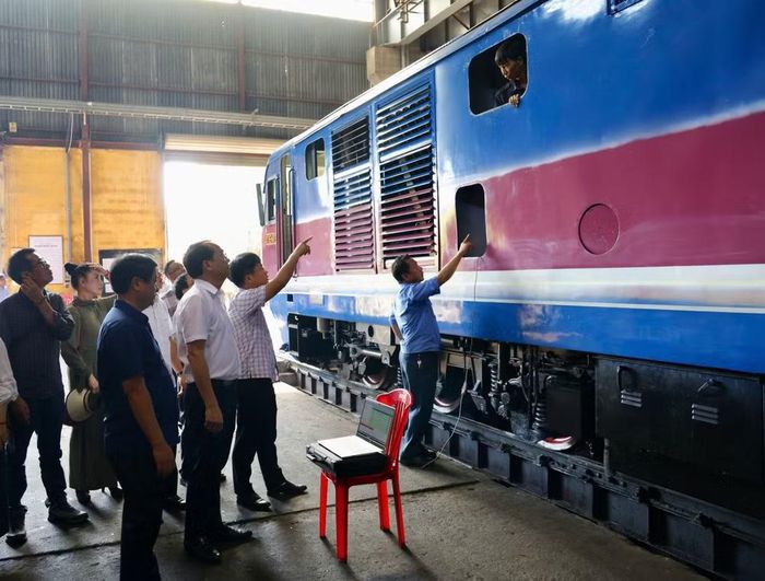 Lãnh đạo ngành đường sắt thăm và kiểm tra tại cơ sở.