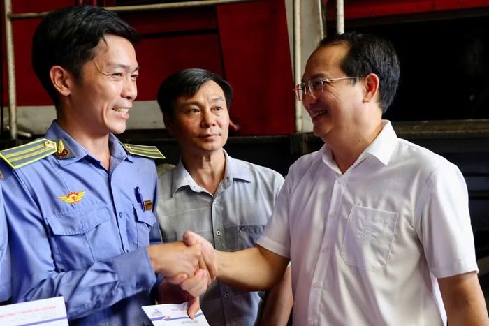 Phó Tổng Giám đốc Trần Anh Tuấn thăm hỏi người lao động.