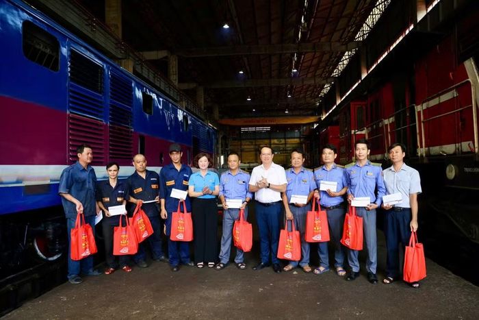 Những món quà được trao tại nơi người lao động làm việc.