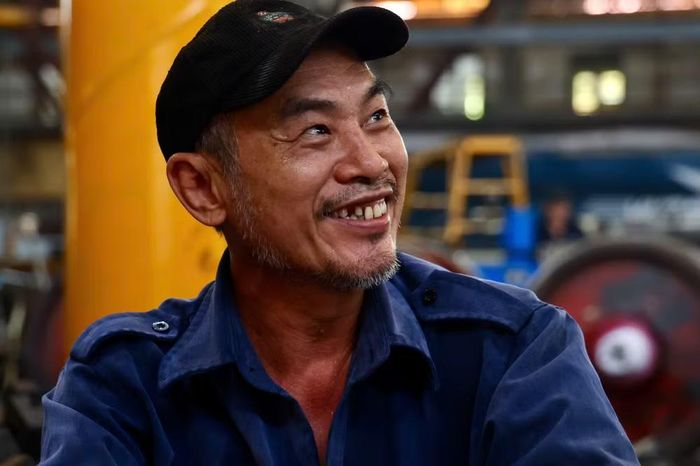 Nụ cười bừng sáng trong niềm vui lao động.