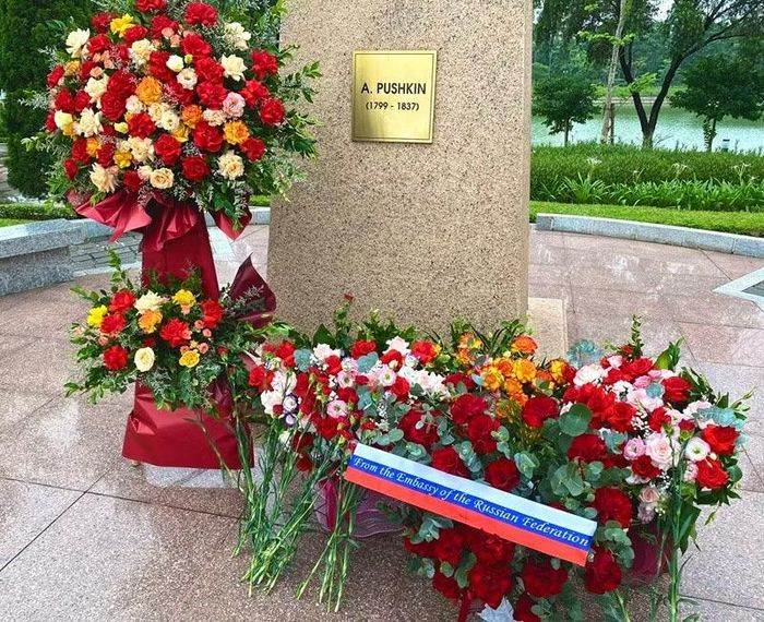 Những bông hoa tươi thắm được đặt trang trọng tại tượng đài. (Ảnh: Hà Thương)