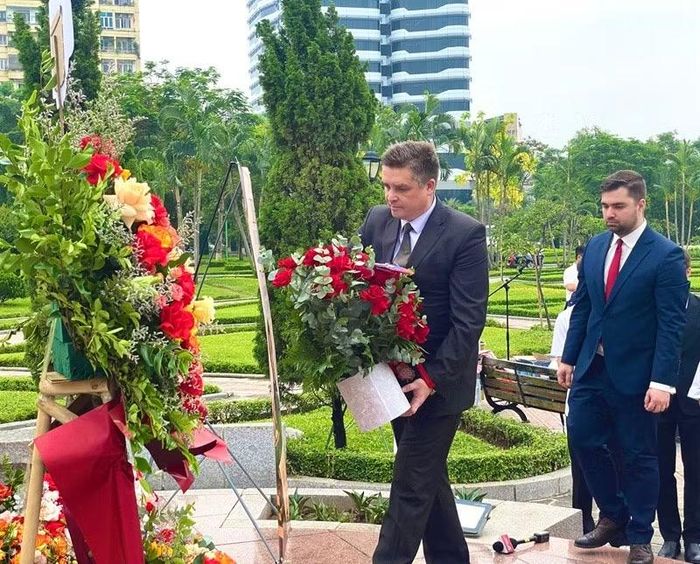 Các đại biểu quốc tế dâng hoa tưởng nhớ Đại thi hào Pushkin. (Ảnh: Hà Thương)