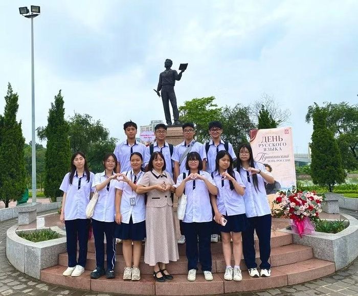  Cô trò Trường trung học phổ thông Chuyên Nguyễn Huệ tại sự kiện. (Ảnh: Hà Thương) 
