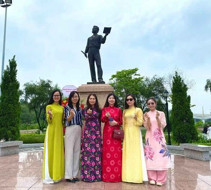 Bà Thanh Tâm (thứ ba từ bên trái sang) cùng các đồng nghiệp tại Trung tâm Tiếng Nga A.X.Pushkin. (Ảnh: Hà Thương)