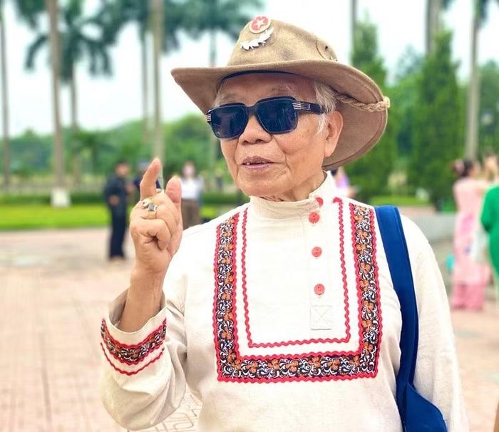 Ông Quý vui vẻ chia sẻ những kỉ niệm về nước Nga. (Ảnh: Hà Thương)