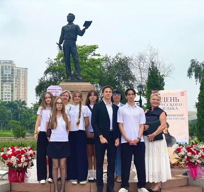 Cô trò Trường trung học phổ thông Đại sứ quán Nga tại Việt Nam. (Ảnh: Hà Thương)