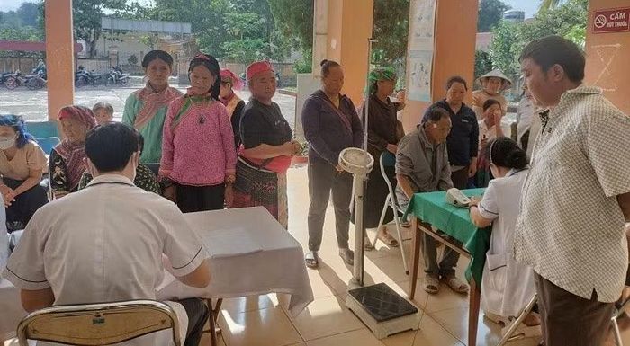 Bác sĩ Trung tâm Y tế Mường Nhé khám, tư vấn sức khỏe miễn phí cho nhân dân tại Trạm Y tế Mường Toong.