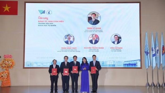 Giáo sư, Tiến sĩ Nguyễn Thị Thanh Mai, Giám đốc Đại học Quốc gia Thành phố Hồ Chí Minh trao quyết định bổ nhiệm cho các cán bộ chủ chốt Trường đại học Khoa học tự nhiên.