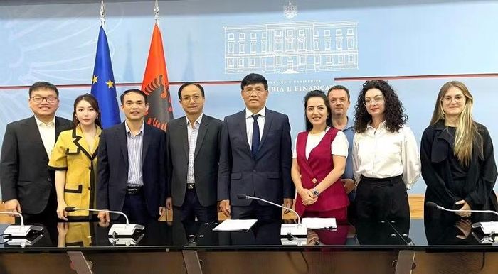 Phó Cục trưởng Đặng Ngọc Minh và bà Zarina Taja cùng các thành viên Đoàn công tác của Cục Thuế hai nước.