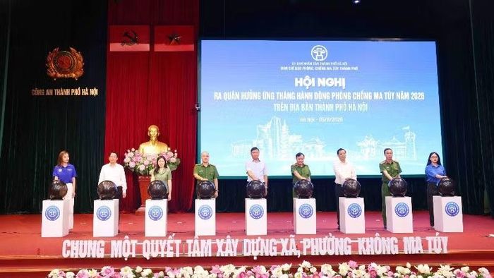 Các đại biểu tiến hành nghi thức phát động.