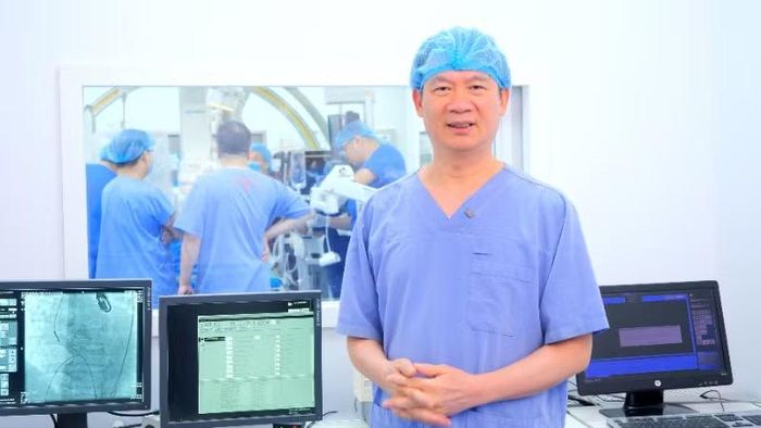 Giáo sư, Tiến sĩ, bác sĩ Phạm Mạnh Hùng, Viện trưởng Viện Tim mạch (Bệnh viện 19-8).