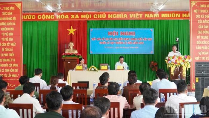 Quang cảnh buổi tiếp xúc cử tri.