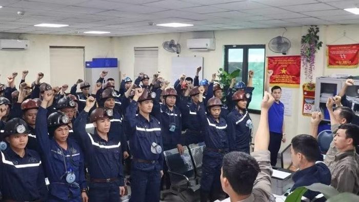 Công nhân Công ty Than Hạ Long chuẩn bị bước vào ca sản xuất mới.