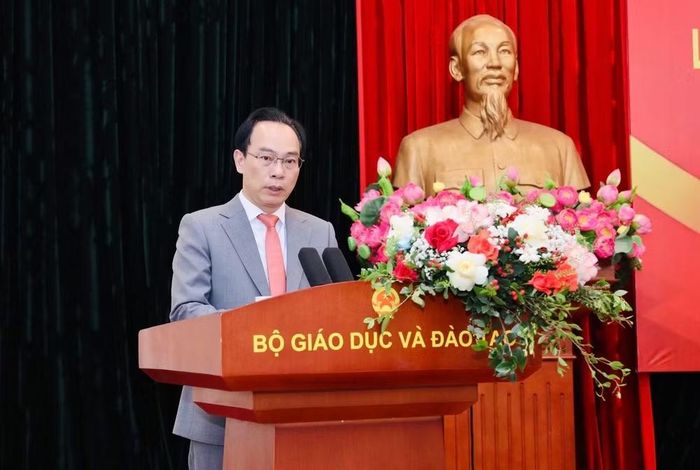 Bộ trưởng Giáo dục và Đào tạo Hoàng Minh Sơn phát biểu ý kiến. 