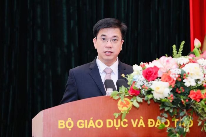 Phó Giáo sư, Tiến sĩ Bùi Quang Hùng, Giám đốc Đại học Kinh tế, Thành phố Hồ Chí Minh thay mặt các tân lãnh đạo cơ sở giáo dục được bổ nhiệm phát biểu nhận nhiệm vụ.