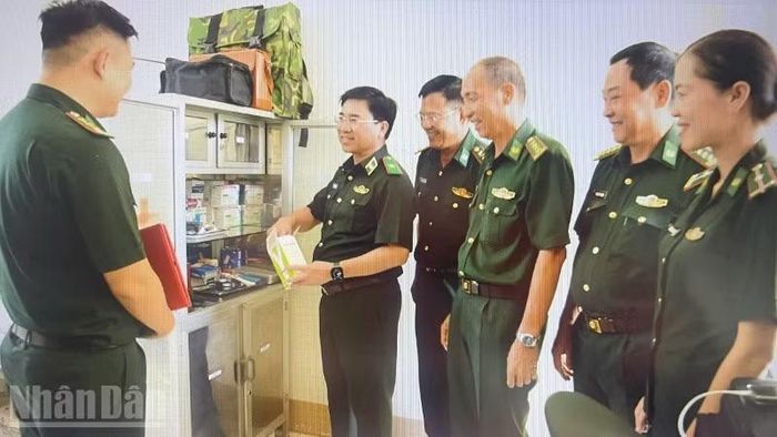 Thiếu tướng Võ Tiến Nghị kiểm tra công tác quân y của đơn vị.