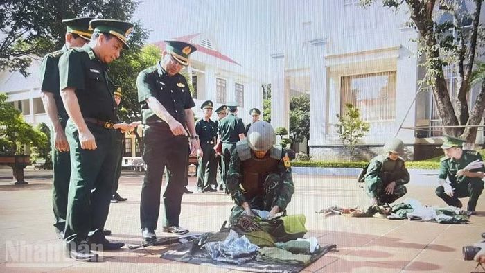Thiếu tướng Võ Tiến Nghị và đoàn công tác kiểm tra trang bị của bộ đội khi thực hiện nhiệm vụ cơ động lực lượng.