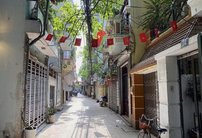 Khu phố vắng vẻ sau khi giải tỏa mặt bằng, nhà cửa đóng kín. (Ảnh: Thùy Linh)