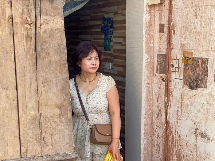 Đôi mắt nhiều tâm tư khi nhìn ra phía công trường. (Ảnh: Hà Thương)
