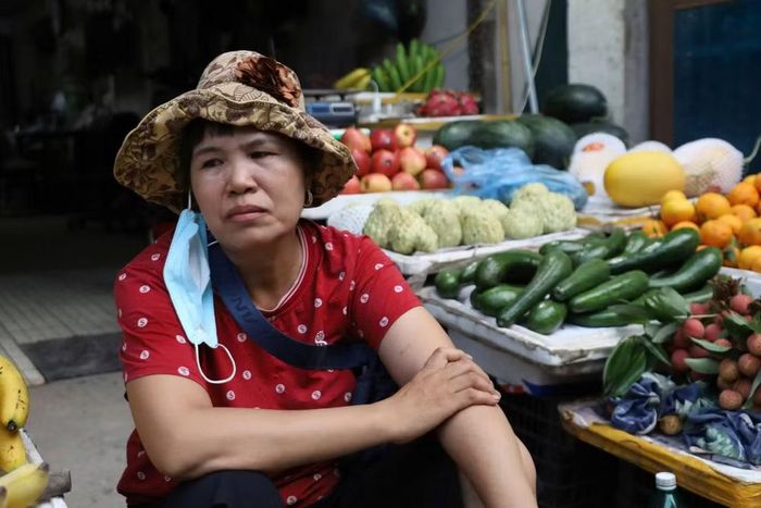 Đôi mắt ưu tư của bà Phượng bên quầy hoa quả của mình. (Ảnh: Thùy Linh)