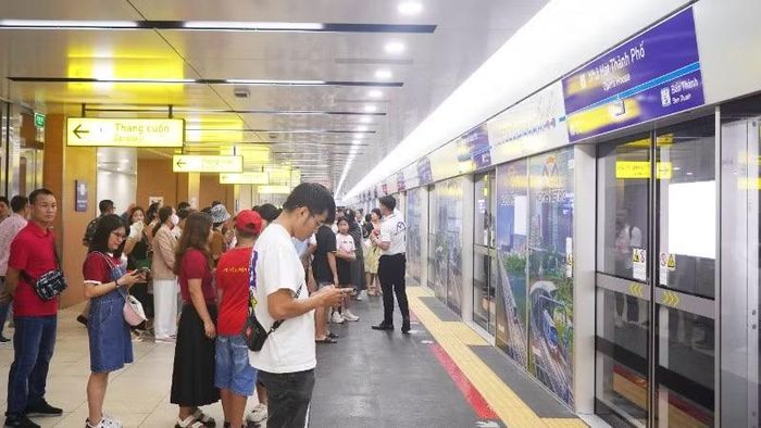 Hành khách chờ đi tuyến metro Bến Thành-Suối Tiên, tuyến metro thu hút khá đông người dân đi lại mỗi ngày. (Ảnh: VÕ LÊ)