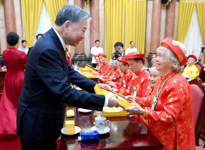 Tổng Bí thư, Chủ tịch nước Tô Lâm trao quà tặng các đại biểu người cao tuổi.
