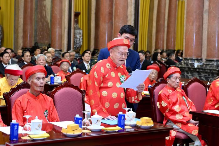 Đại diện người cao tuổi tiêu biểu phát biểu tại cuộc gặp mặt.
