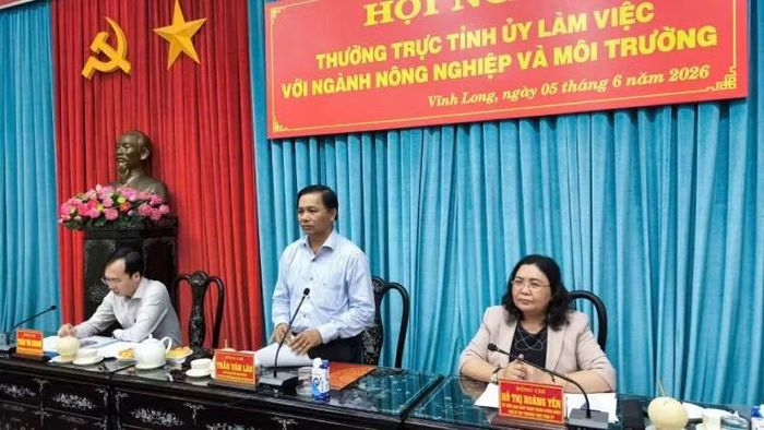 Đồng chí Trần Văn Lâu, Ủy viên Trung ương Đảng, Bí thư Tỉnh ủy Vĩnh Long phát biểu chỉ đạo tại buổi làm việc.