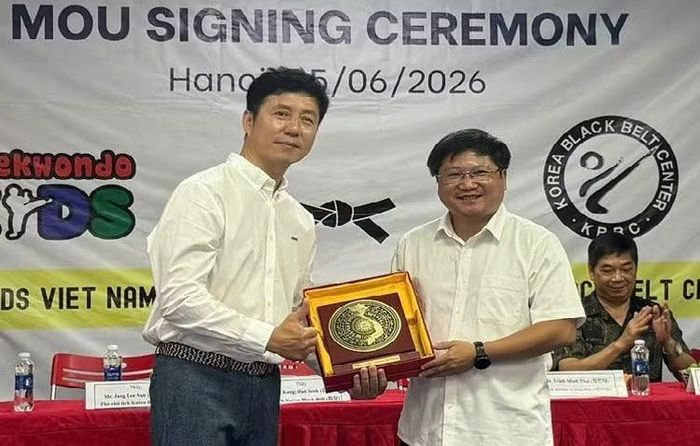 Chủ tịch Korea Black Belt Center Kang Han Seok (trái).