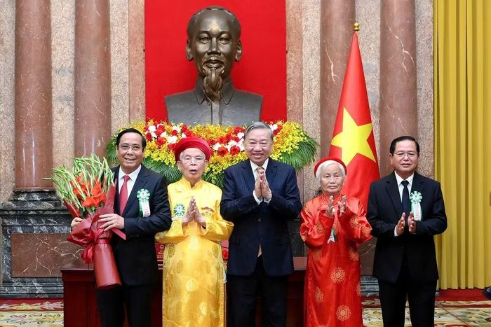 Tổng Bí thư, Chủ tịch nước Tô Lâm tặng hoa chúc mừng Hội Người cao tuổi Việt Nam. (Ảnh: ĐĂNG KHOA)