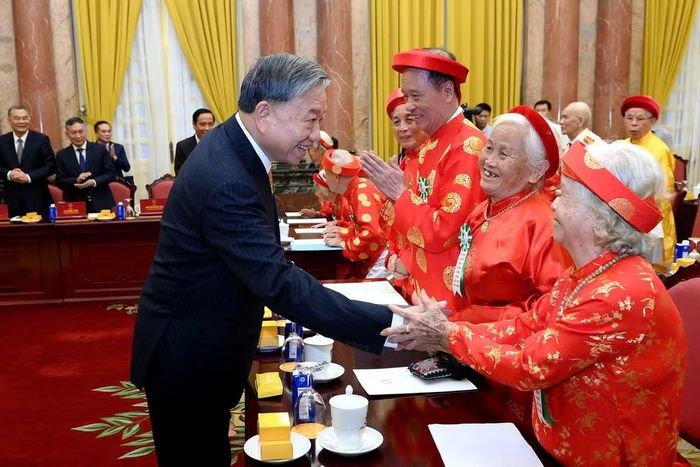 Tổng Bí thư, Chủ tịch nước Tô Lâm gặp mặt đại biểu người cao tuổi tiêu biểu. (Ảnh: ĐĂNG KHOA)