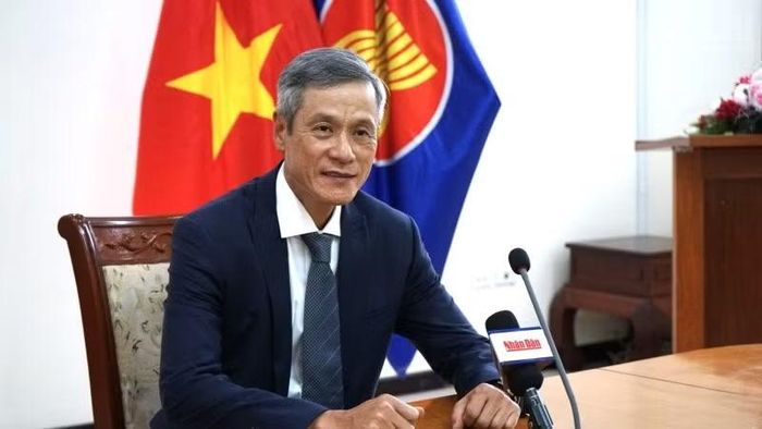 Đại sứ Nguyễn Minh Vũ trả lời phỏng vấn phóng viên Báo Nhân Dân thường trú tại Campuchia. (Ảnh: ĐINH TRƯỜNG)