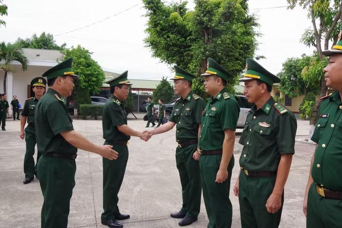 Cán bộ, chiến sĩ Đồn Biên phòng cửa khẩu cảng Cửa Lò-Bến Thủy đón đoàn công tác.