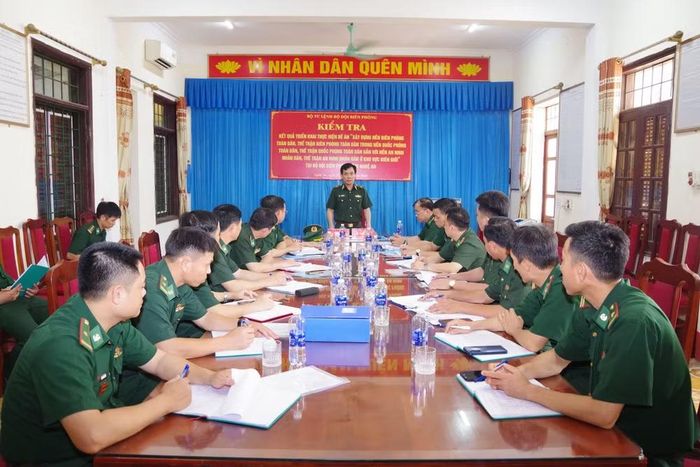 Thiếu tướng Vũ Quốc Ân, Phó Chính ủy Bộ đội Biên phòng chủ trì kiểm tra tại Đồn Biên phòng cửa khẩu cảng Cửa Lò-Bến Thủy.