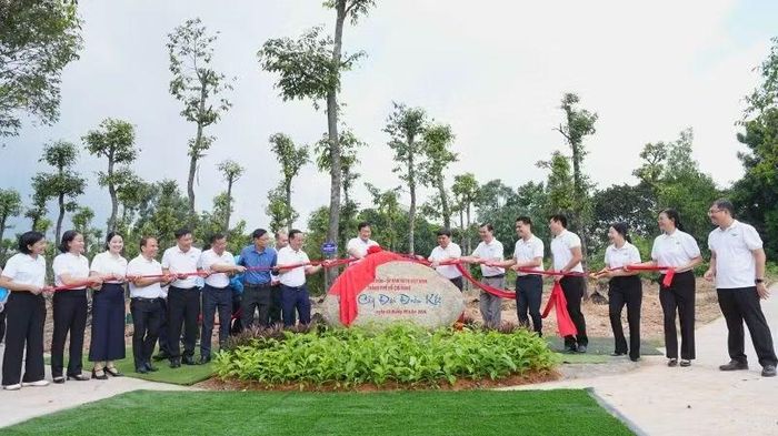 Các đại biểu tham gia trồng cây công trình “Vườn cây đại đoàn kết”.