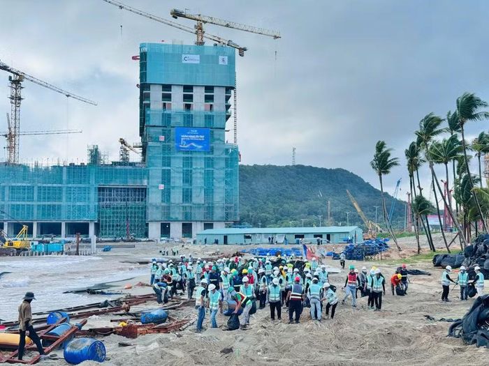 Hình ảnh mọi người cùng tham gia nhặt rác dọc bờ biển Phú Quốc.
