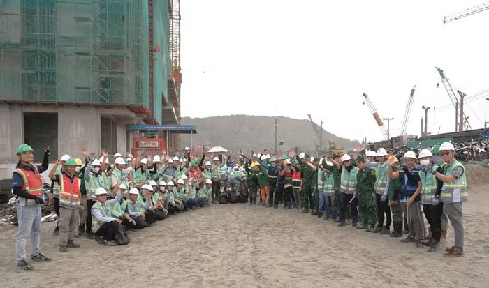 Mọi người chia sẻ niềm vui sau một hoạt động ý nghĩa tại bờ biển Phú Quốc.
