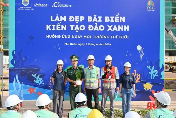Đại diện các đơn vị phát biểu quyết tâm trước giờ ra quân làm sạch bờ biển.