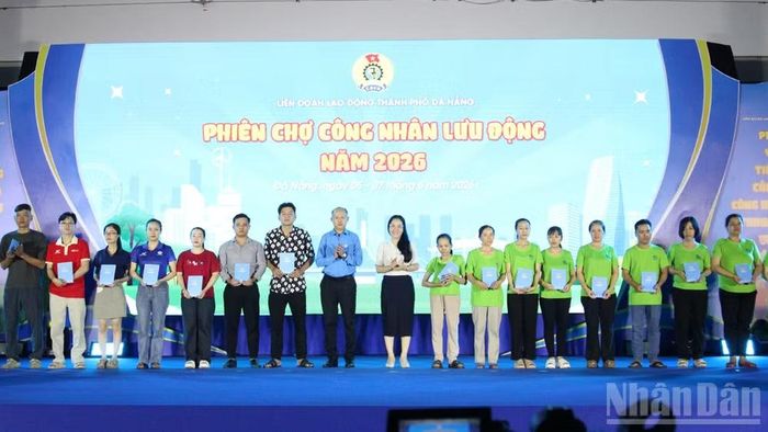 Tặng quà cho đoàn viên, người lao động có hoàn cảnh khó khăn.