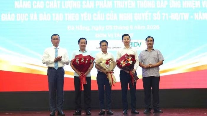 Dịp này, nhà trường tri ân lãnh đạo một số cơ quan báo chí trên địa bàn, đã có những chỉ đạo, định hướng và hỗ trợ thiết thực đối với công tác truyền thông giáo dục.