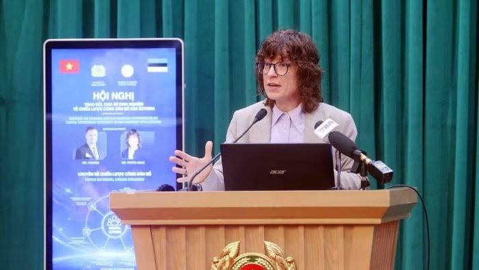 Bà Petra Holm, Cố vấn chuyển đổi số quốc gia của Estonia chia sẻ kinh nghiệm.