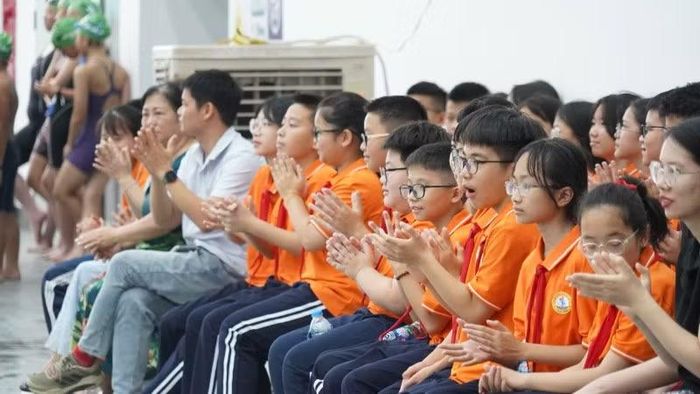 Các em học sinh hào hứng khi nghe giảng về kỹ năng phòng, chống đuối nước.