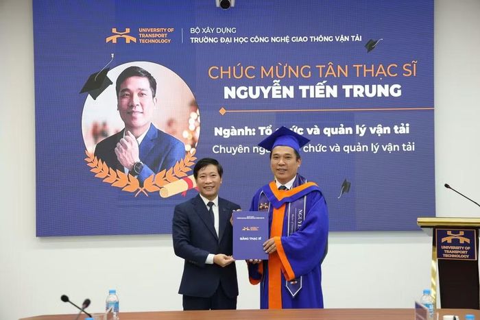 Phó Giáo sư, Tiến sĩ Nguyễn Hoàng Long, Hiệu trưởng Trường đại học Công nghệ Giao thông vận tải trao bằng Thạc sĩ cho học viên Nguyễn Tiến Trung.