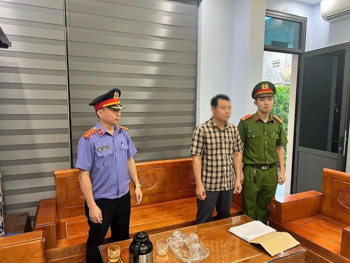 Ông Nguyễn Văn Đông, hiệu trưởng Trường Tiểu học số 2 Quảng Phúc, bị bắt tạm giam để phục vụ công tác điều tra