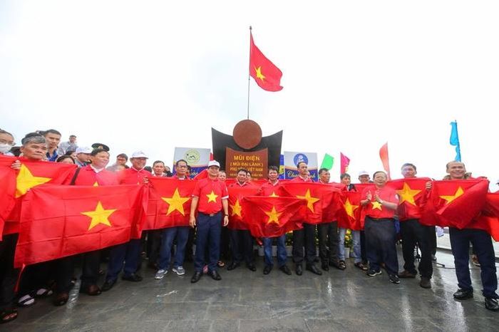 Năm 2023, tại Mũi Điện (khi đó còn là tỉnh Phú Yên), hàng ngàn người đã xúc động trong lễ chào cờ đầu năm do Báo Người Lao Động phối hợp tổ chức. Ảnh: KỲ NAM
