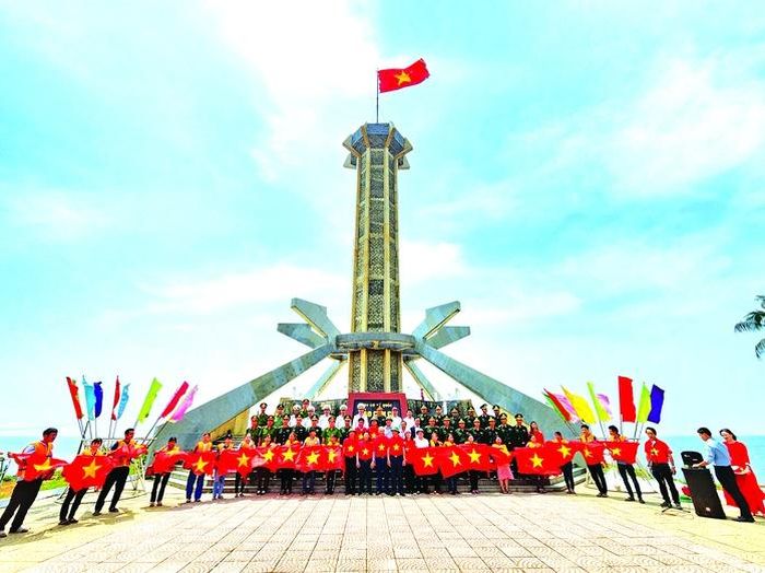 Ngày 19-3-2023, đoàn công tác Báo Người Lao Động và lãnh đạo tỉnh Quảng Trị đã đến viếng, đặt vòng hoa tưởng niệm tại Đài Tưởng niệm Liệt sĩ đặc khu Cồn Cỏ; đồng thời tặng cờ Tổ quốc, túi y tế, áo phao cứu sinh cho nhiều hộ dân sinh sống tại đây