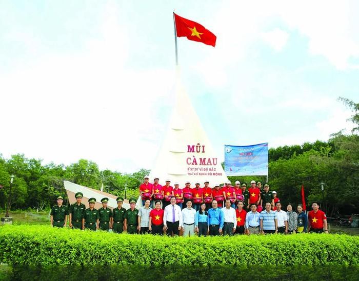 Báo Người Lao Động tổ chức lễ chào cờ tại điểm cực Nam của Tổ quốc (xã Đất Mũi, tỉnh Cà Mau) và trao tặng 2.000 lá cờ Tổ quốc, túi thuốc, dụng cụ sơ cứu cho ngư dân tỉnh Cà Mau, vào ngày 2-6-2019